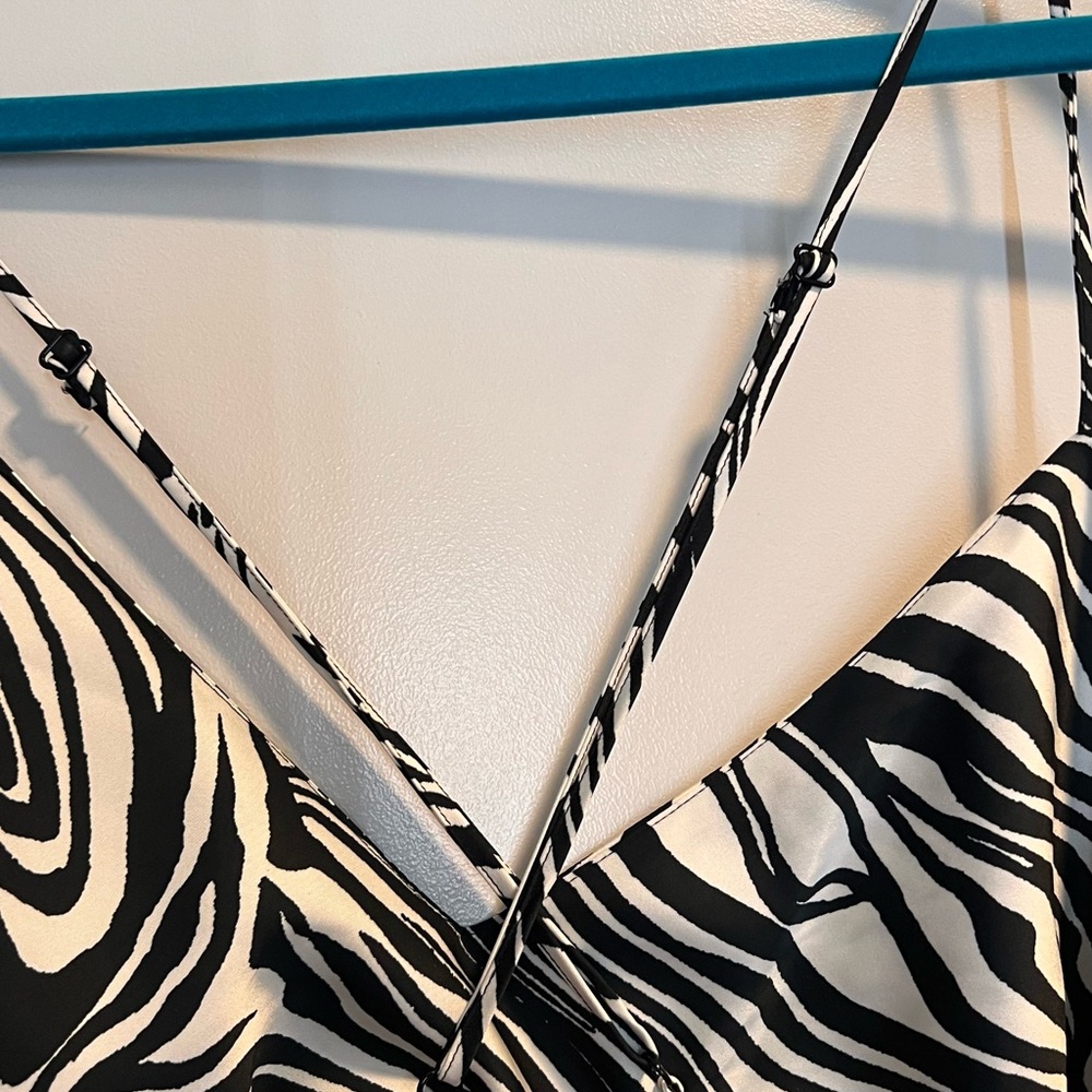 Black & White Zebra Print H&M Dress Perfect for Vacation! 🏝️⛱️☀️🕶️ - Picture 9 of 9